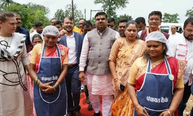 शिक्षा मंत्री ने ‘पंचायत कैफे’ का किया शुभारंभ, 1.14 करोड़ के आजीविका वाहनों को दिखाई हरी झंडी