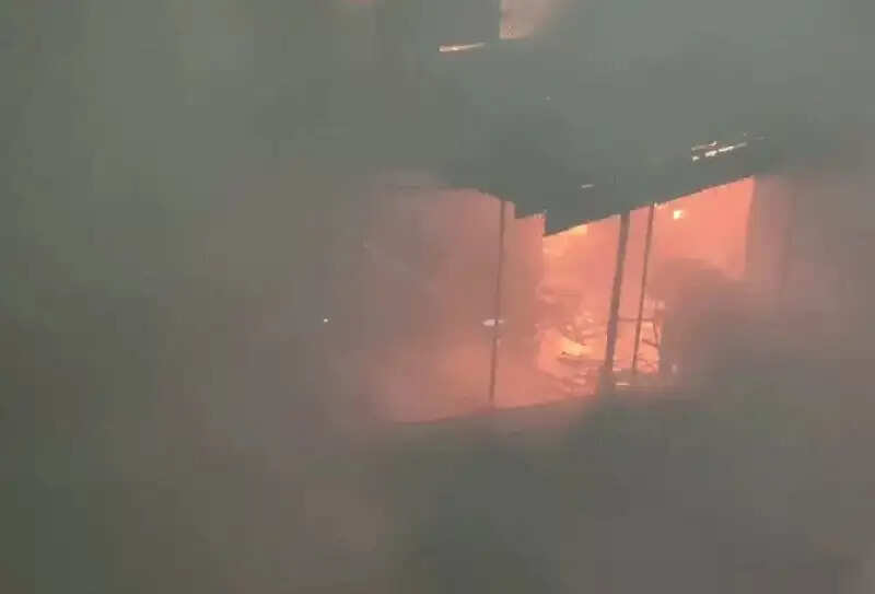 (लीड) मप्र के इंदौर में इलेक्ट्रिक कार के चार्जिंग पॉइंट में ब्लास्ट से मकान में लगी आग, 8 लोगों की मौत, चार घायल