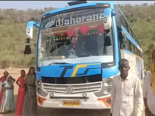 सतना:&nbsp;गुप्तगोदावरी में श्रद्धालुओं की बस पर पथराव, मामूली विवाद ने लिया हिंसक रूप