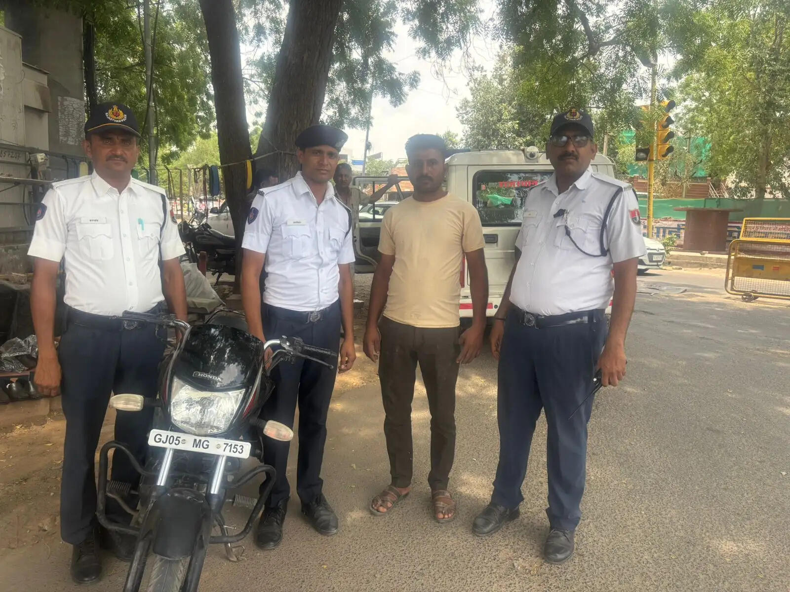 बिना हेलमेट रोका तो खुला बाइक चोरी का राज
