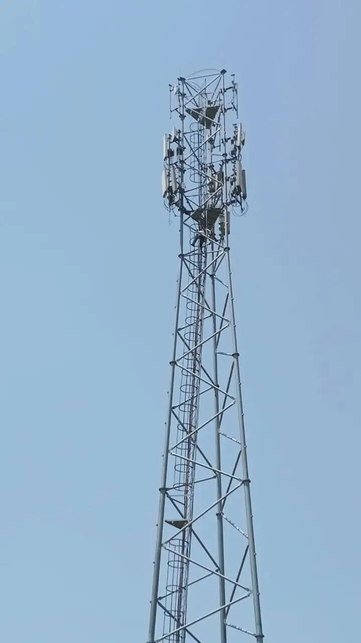 न्याय नहीं मिला तो टावर पर चढ़ा युवक, दी आत्महत्या की धमकी