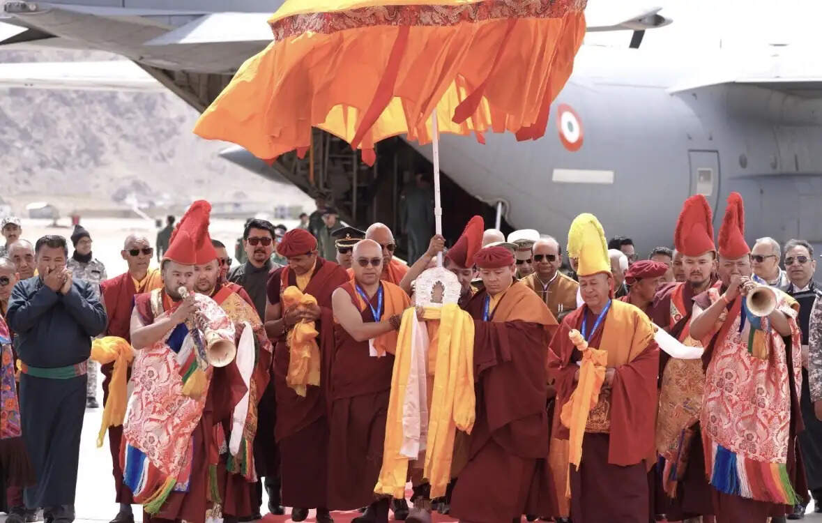 भगवान बुद्ध के पवित्र अवशेष को विशेष विमान से लेह पहुंचाया गया, बुद्ध पूर्णिमा कार्यक्रम में गृह मंत्री होंगे शामिल