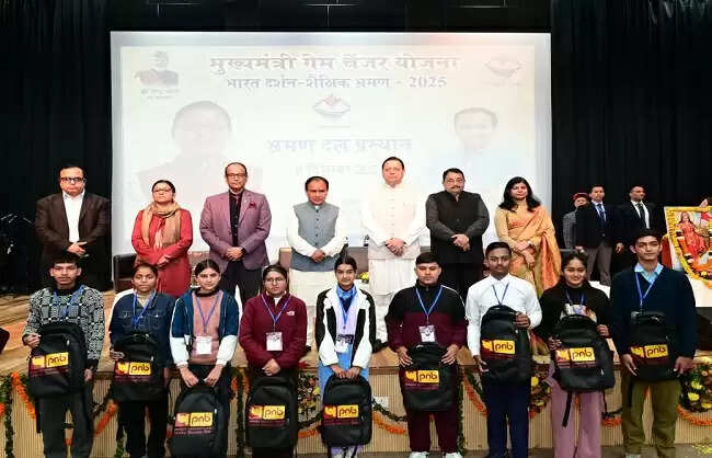 मुख्यमंत्री ने टॉपर छात्र–छात्राओं के दल को भारत दर्शन शैक्षिक भ्रमण पर किया रवाना