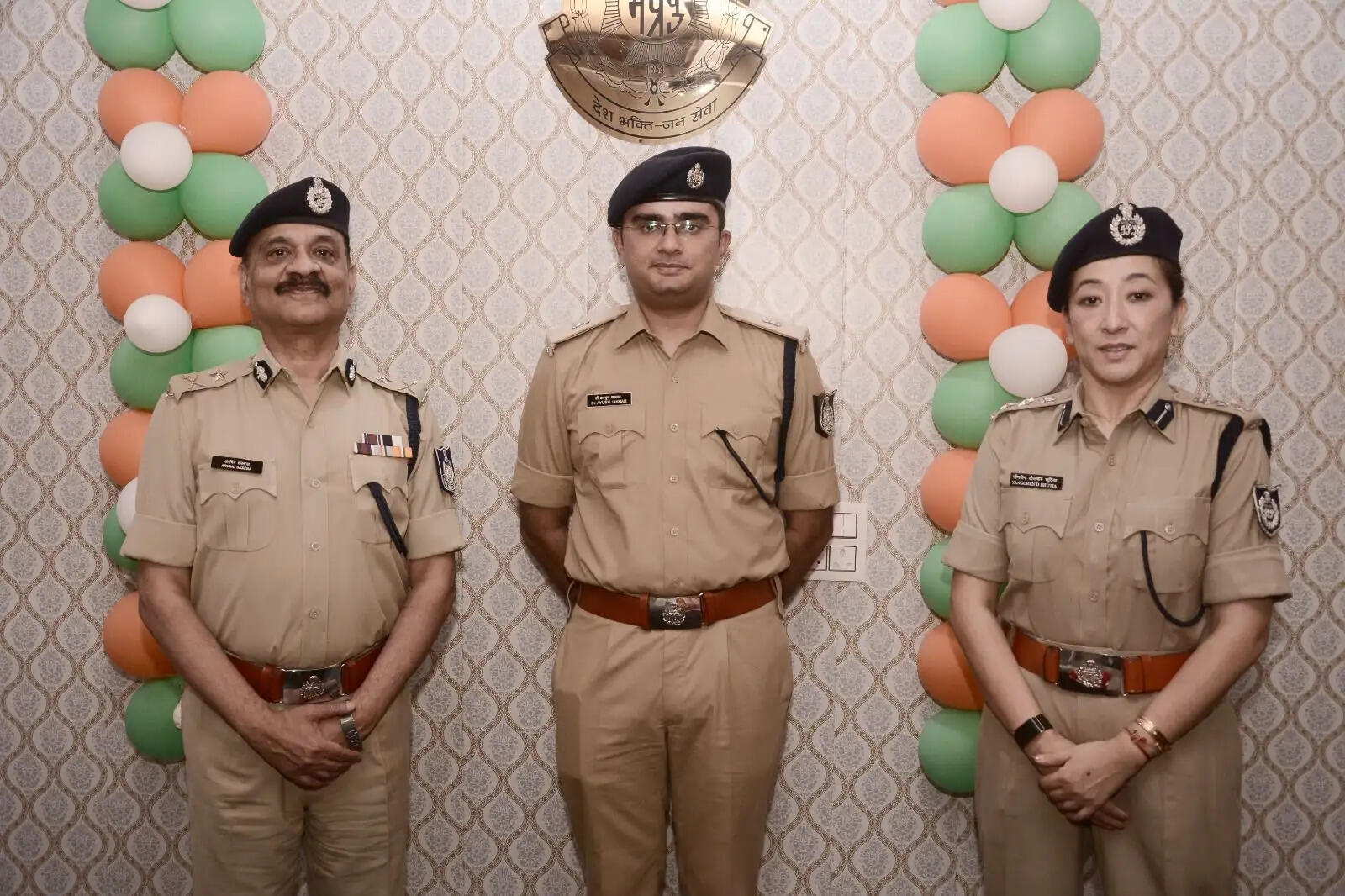 शिवपुरीः आईजी सक्सेना ने डॉ. आयुष जाखड़ को अशोक चिन्ह लगाकर दी पदोन्नति