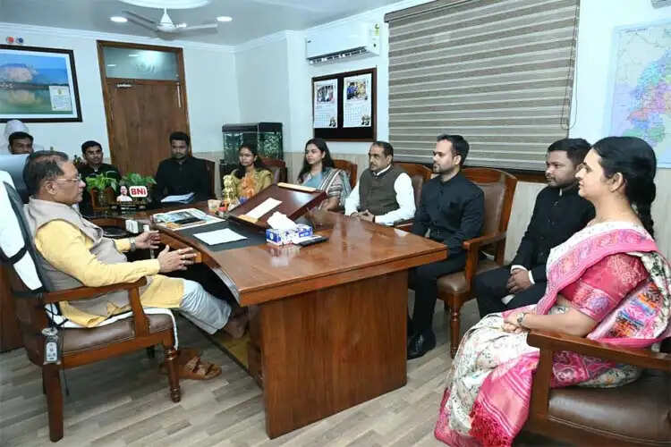 कर्तव्यनिष्ठ होकर जनसेवा एवं सुशासन के लिए जमीनीस्तर पर करें बेहतर कार्य: मुख्यमंत्री
