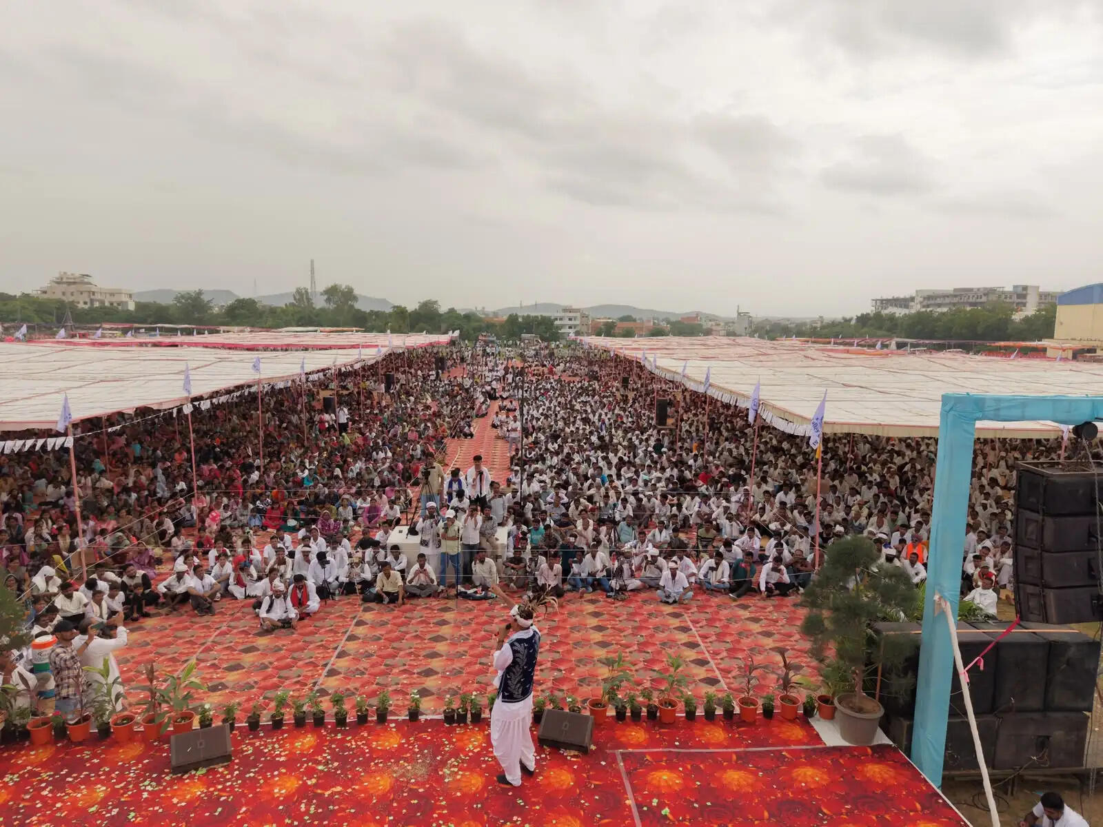 विश्व आदिवासी दिवस पर डूंगरपुर में उमड़ा जनसैलाब, भील प्रदेश के निर्माण का लिया संकल्प
