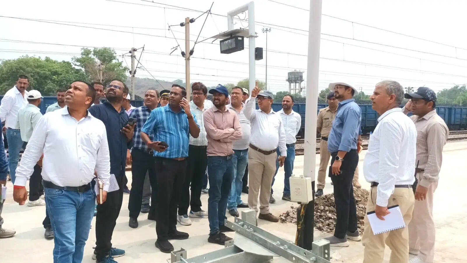 चुनार रेलवे स्टेशन का डीआरएम ने किया निरीक्षण, निर्माण कार्यों में तेजी लाने के दिए निर्देश