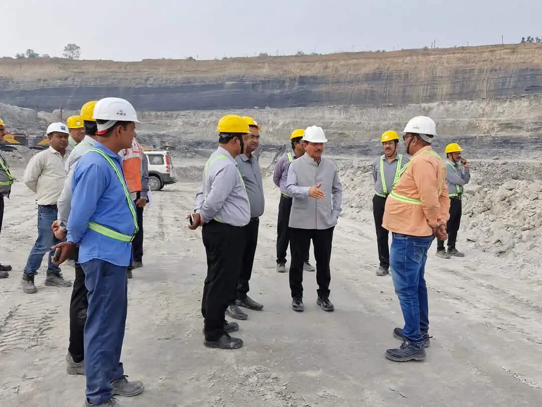 कोरबा : मानसून तैयारियों का जायजा लेने गेवरा पहुंचे एसईसीएल के सीएमडी हरीश दुहन, सुरक्षित उत्पादन पर दिया जोर
