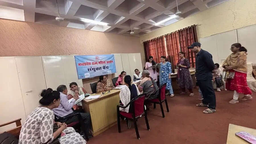 छह वर्ष बाद मप्र राज्य महिला आयोग में जनसुनवाई शुरू, आवेदिकाओं की सुनीं गई शिकायतें