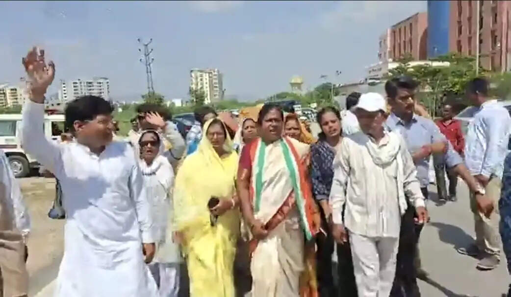 अजमेर नगर निगम के नए बोर्ड ने संभाला कामकाज, कांग्रेस पार्षदों का गेट पर प्रदर्शन