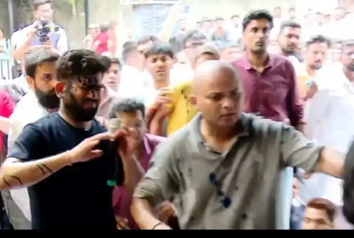 सीजेपी प्रमुख अभिजीत दीपके पर एक महिला ने फेंकी स्याही
