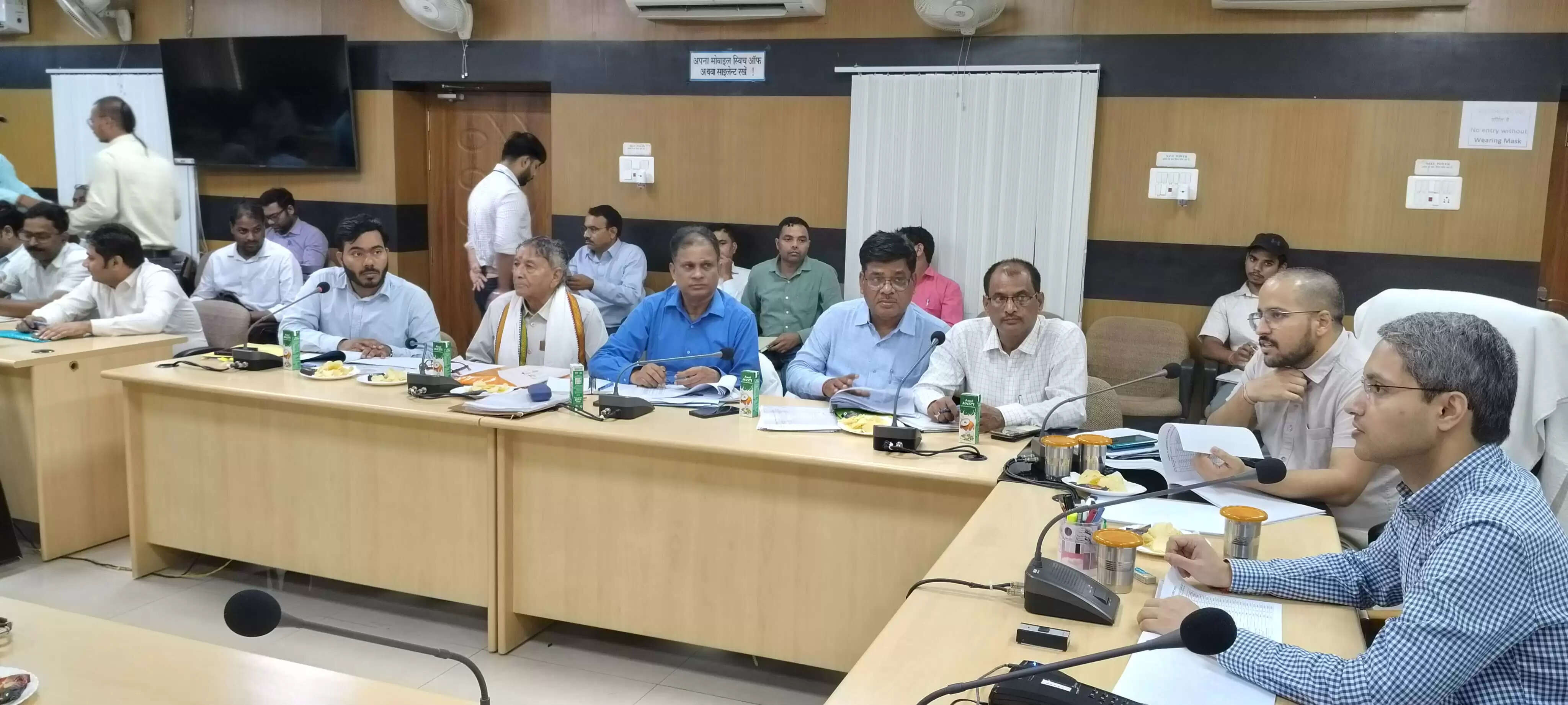 फतेहपुर में विलुप्त प्राय नदियाें के पुनरुद्धार के लिए अधिकारियाें ने किया मंथन