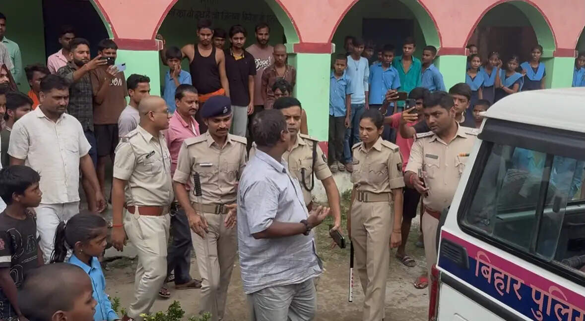 सरकारी स्कूल के शिक्षक पर अश्लील हरकत का आरोप, ग्रामीणों में आक्रोश