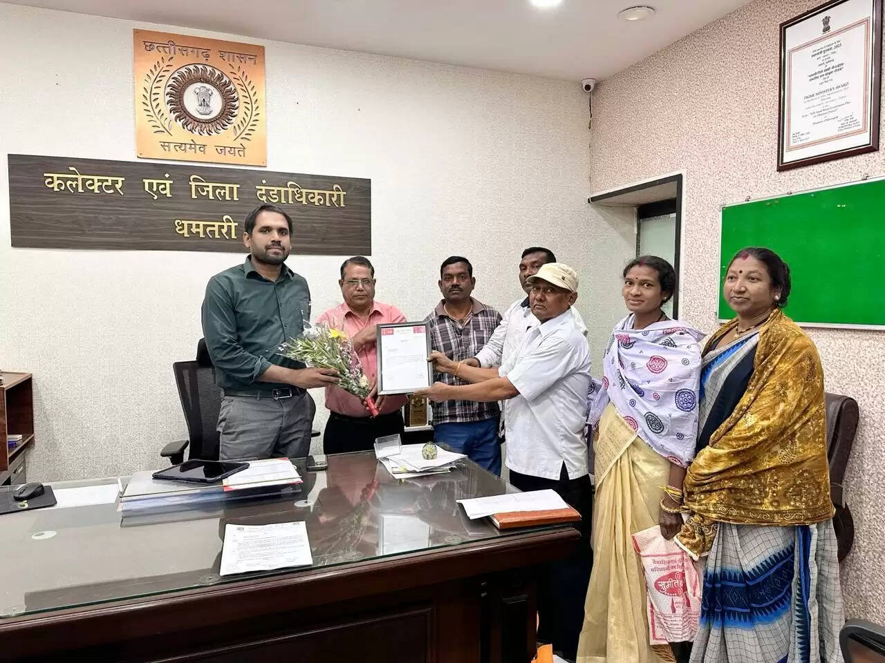 धमतरी :श्रम अन्न सहायता योजना के सफल क्रियान्वयन के लिए कलेक्टर का सम्मान