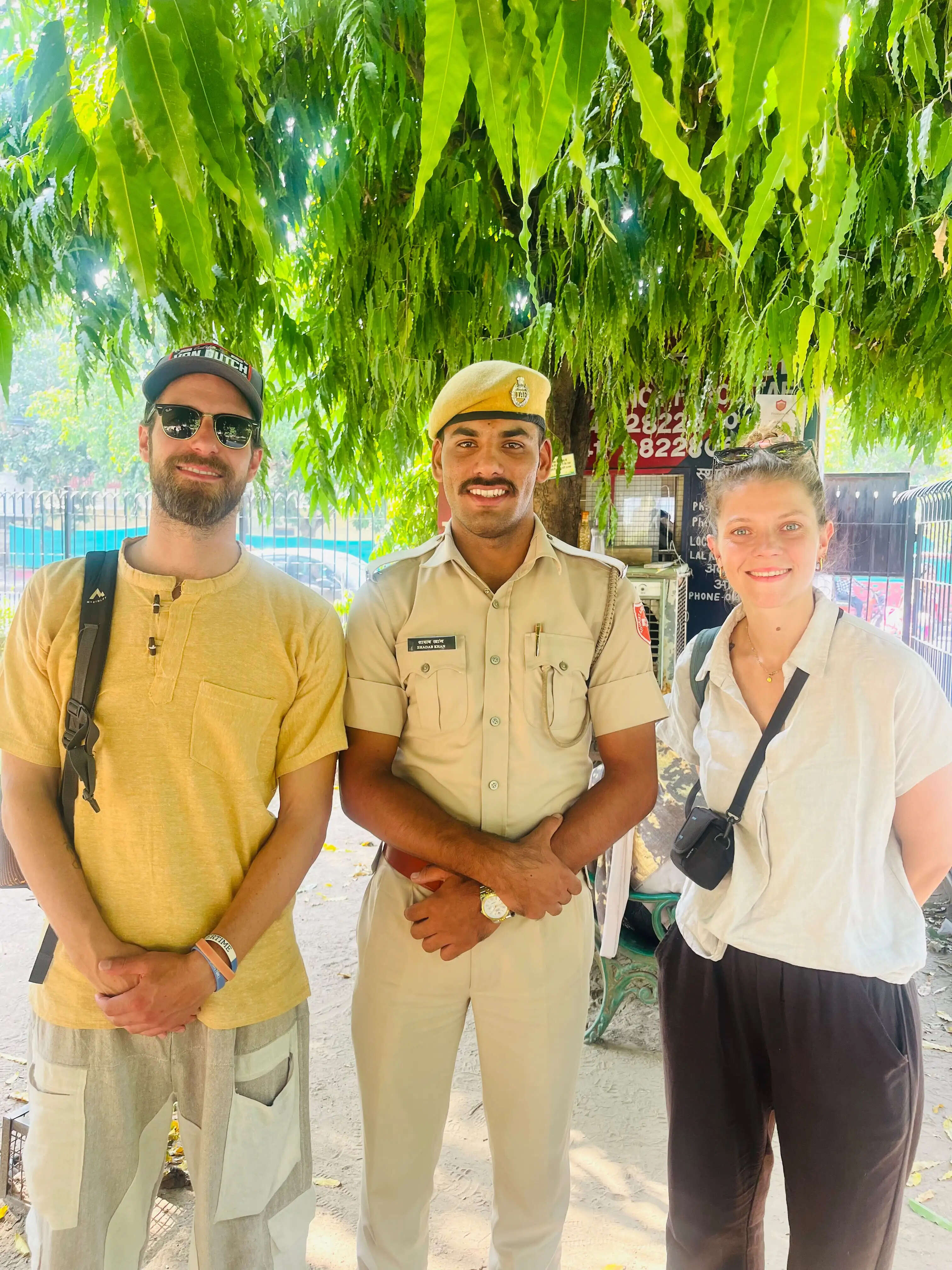 फ्रेंच भाषा में विदेशी पर्यटकों से संवाद कर रहे राजस्थान पुलिस के जवान