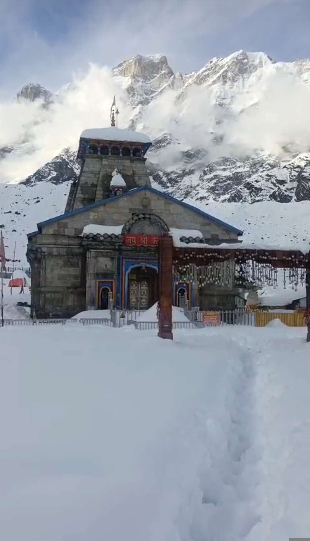 भारी बर्फबारी के बीच केदारनाथ धाम में सुरक्षा कड़ी, शून्य से नीचे तापमान में मुस्तैद जवान