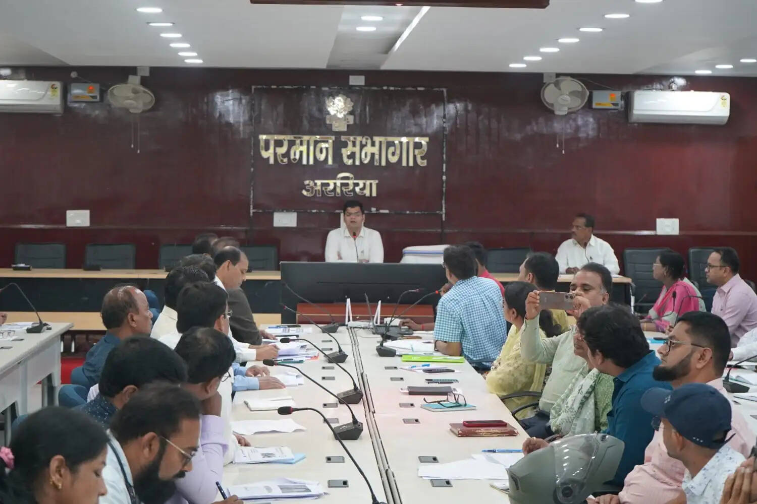 जिलाधिकारी ने की स्वास्थ्य विभाग की समीक्षा, हेल्थ एंड वेलनेस सेंटर को सशक्त बनाने पर बल