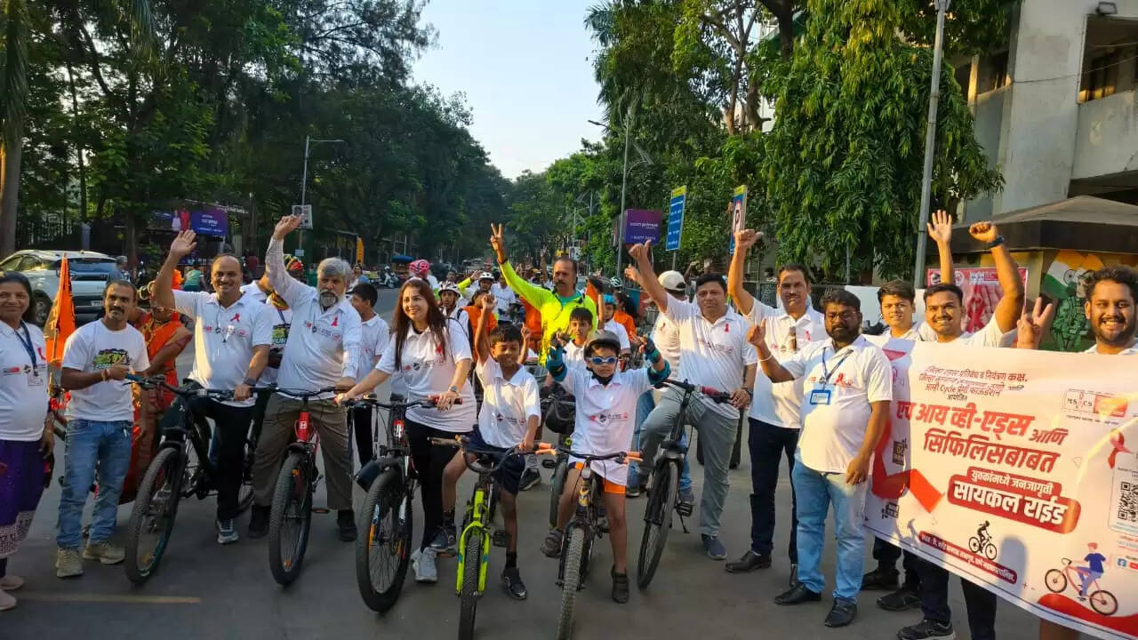 ठाणे में साइकिल यात्रा के जरिए एड्स जागरूकता मुहिम में बच्चों से लेकर प्रौढ़ भी शामिल