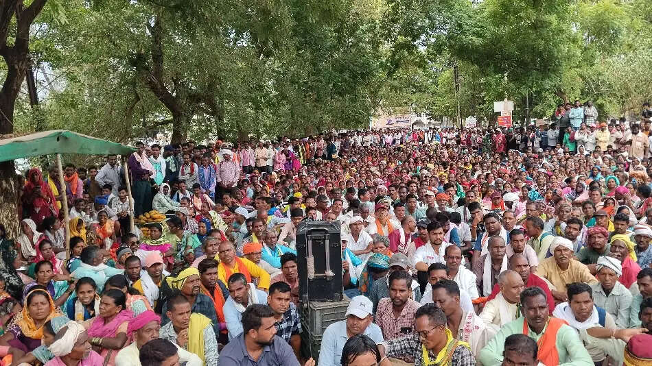मूलभूत सुविधाओं की मांग, 50 से अधिक गांवों के ग्रामीणों ने घेरा धमतरी कलेक्ट्रेट