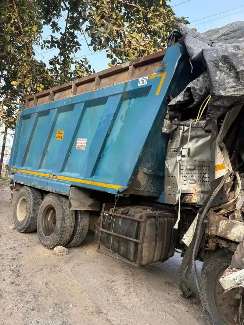 दर्री में ट्रेलर और हाइवा की आमने-सामने टक्कर, चालक की मौत