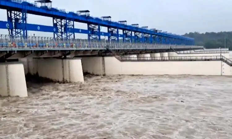 हरिद्वार में गंगा का जलस्तर चेतावनी निशान पार, खतरे के निशान से महज 50 सेंटीमीटर नीचे बह रही गंगा