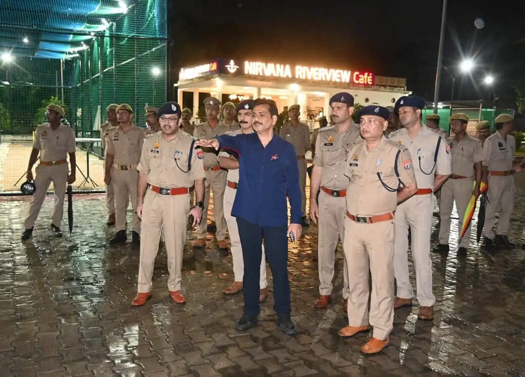 वाराणसी में प्रस्तावित एयर शो के लिए पुलिस आयुक्त ने किया घाटों का निरीक्षण