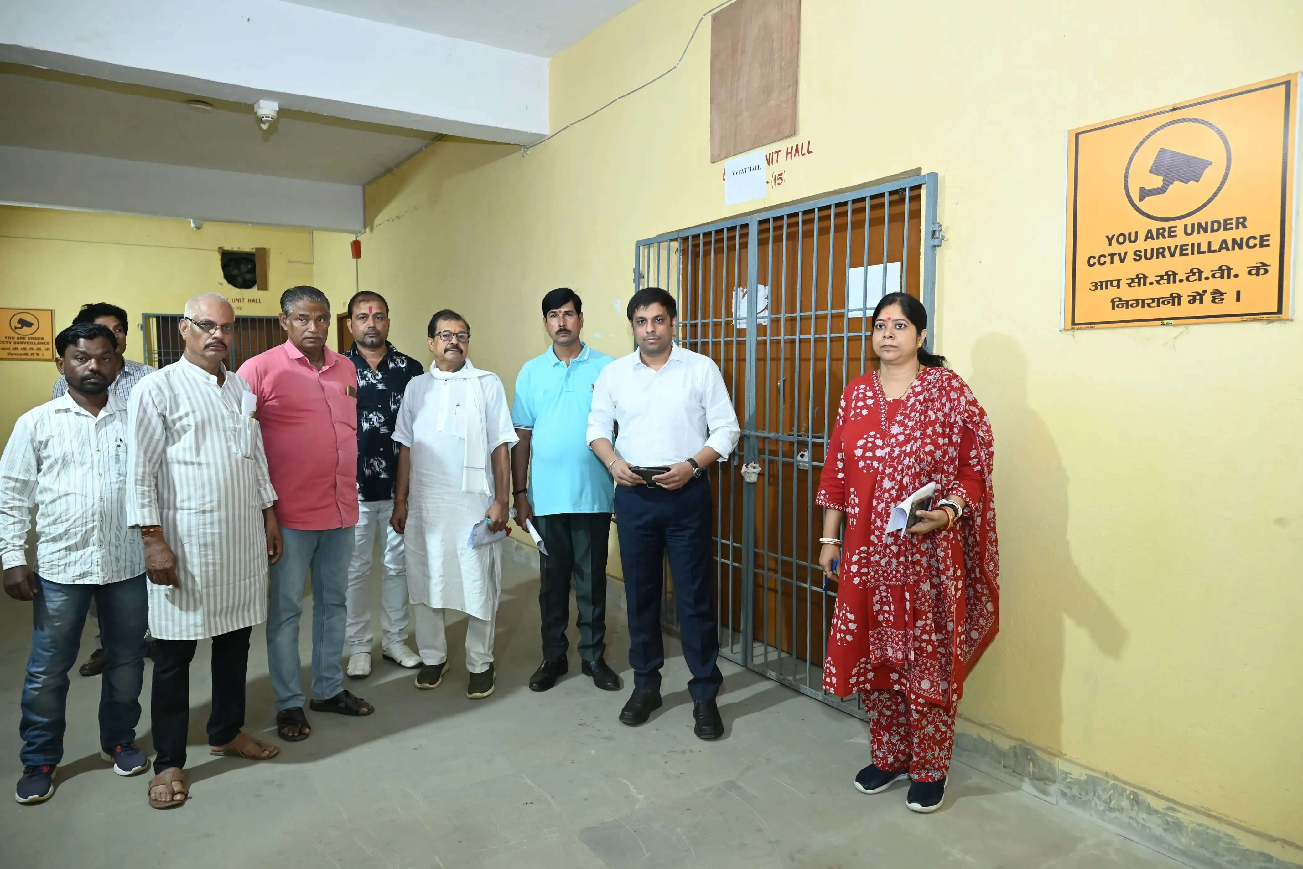 जिला निर्वाचन पदाधिकारी ने वेयर हाउस का किया निरीक्षण