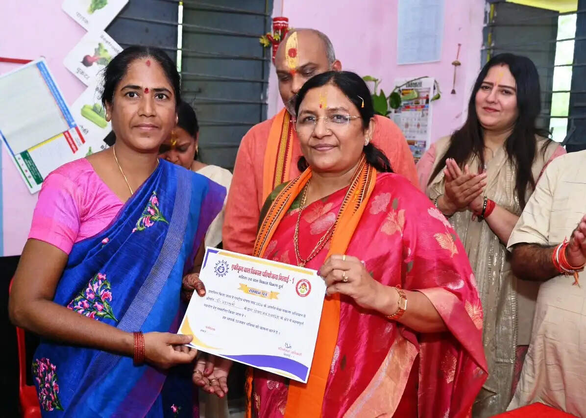 ‘आंगन मिलन’ कार्यक्रम में शामिल हुईं केंद्रीय महिला एवं बाल विकास राज्यमंत्री सावित्री ठाकुर