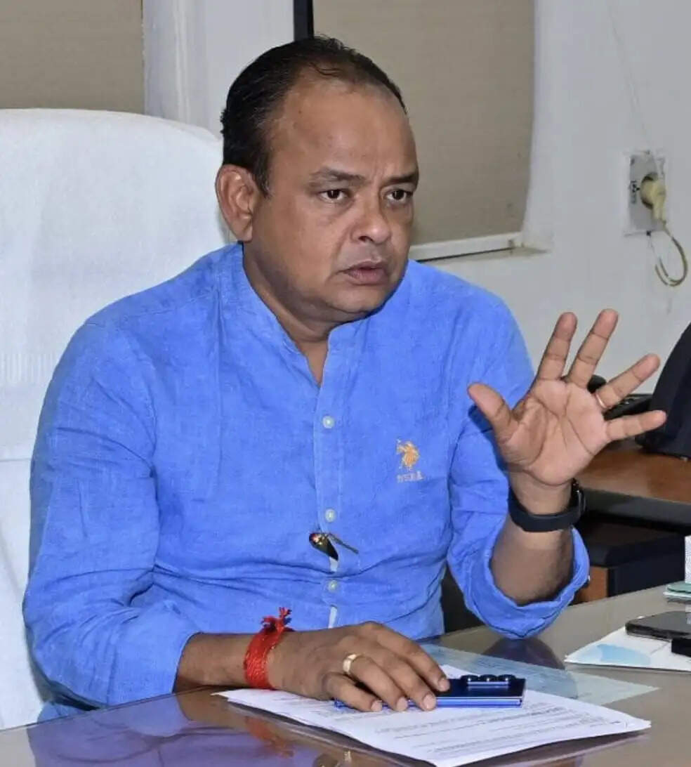 मोबाईल की रोशनी में ऑपरेशन मामले में मंत्री ने किया चिकित्सा प्रभारी को निलंबित