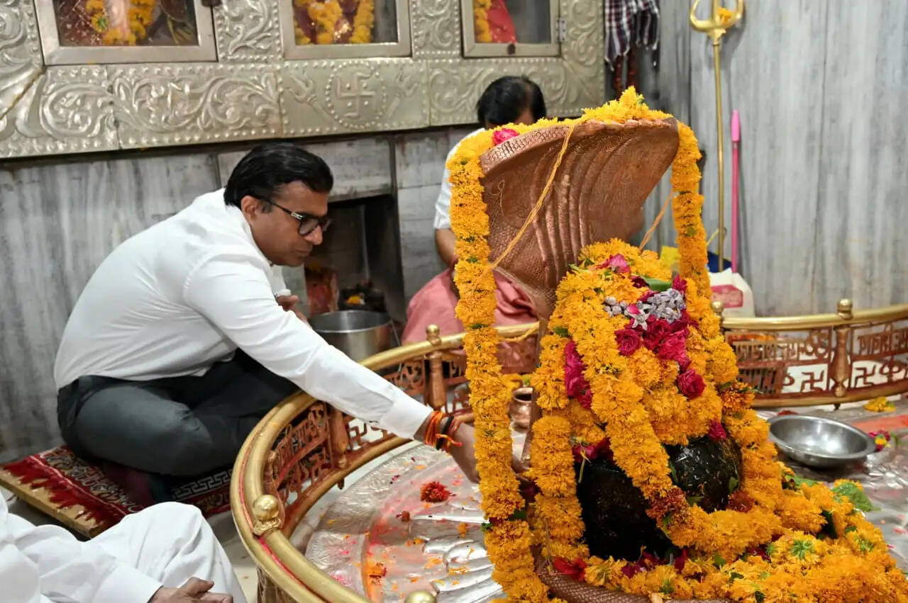 धार में नवागत कलेक्टर राजीव रंजन मीना ने संभाला पदभार, मंदिर में पूजा-अर्चना कर की शुरुआत