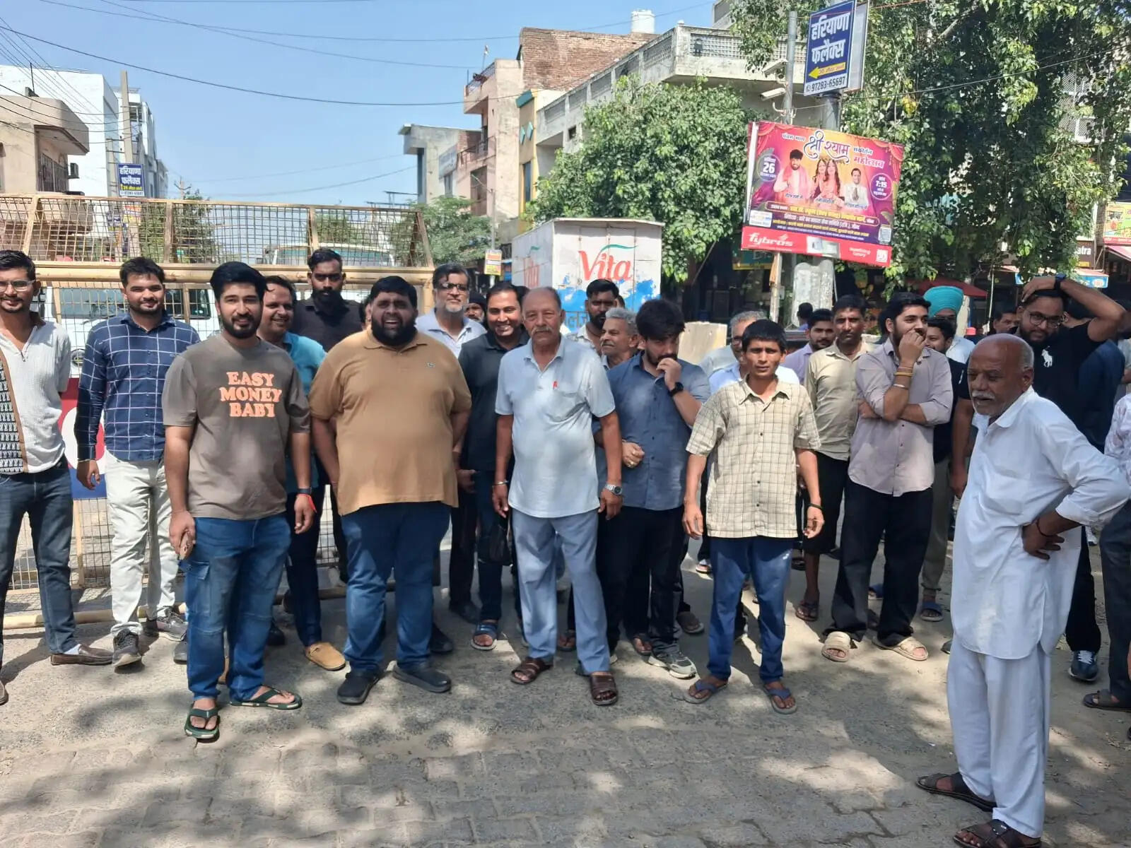 जींद : सफीदों गेट पर दुकानदारों ने लगाया जाम, प्रशासन के खिलाफ की नारेबाजी