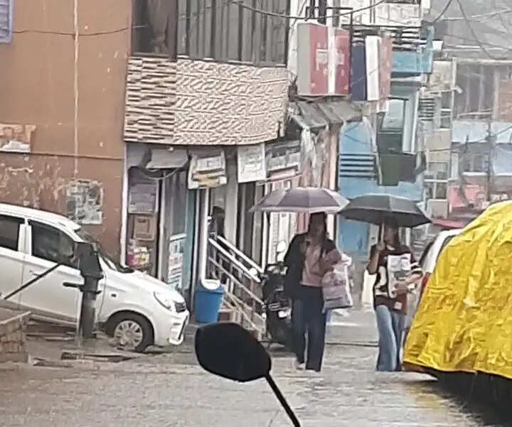 चम्पावत में भारी बारिश की चेतावनी, संवेदनशील क्षेत्रों पर प्रशासन की नजर