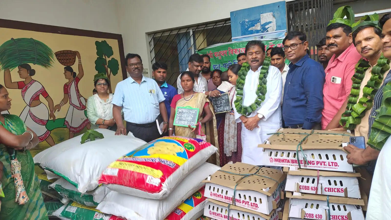 बंधू तिर्की ने नौ लाभुकों के बीच किया 510 चूजाें का वितरण