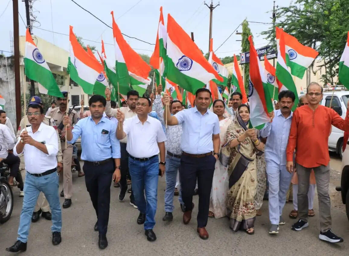 झाबुआ: भारत माता के जयघोष से प्रशासनिक एवं पुलिस अधिकारियों की अगुवाई में निकली तिरंगा यात्रा