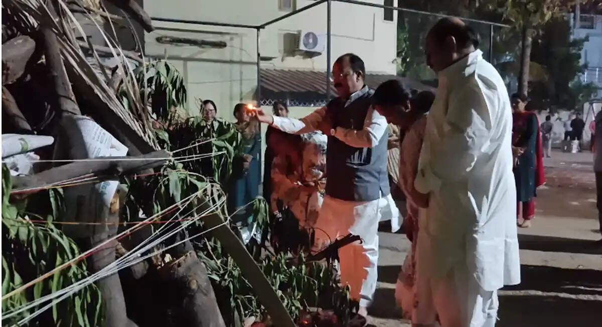 उप मुख्यमंत्री अरुण साव ने&nbsp;बीती&nbsp;रात&nbsp;बिलासपुर&nbsp;में&nbsp;किया&nbsp;होलिका दहन,&nbsp;प्रदेशवासियाें&nbsp;काे&nbsp;दी&nbsp;शुभकामनाएं