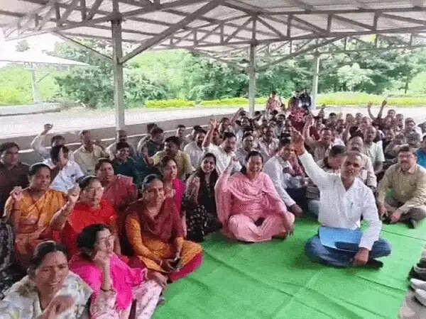 आरजीपीवी&nbsp;को तीन विश्वविद्यालयों में बांटने के प्रस्ताव पर विरोध तेज,&nbsp;शिक्षक-अधिकारी-कर्मचारी काली पट्टी बांधकर उतरे मैदान में