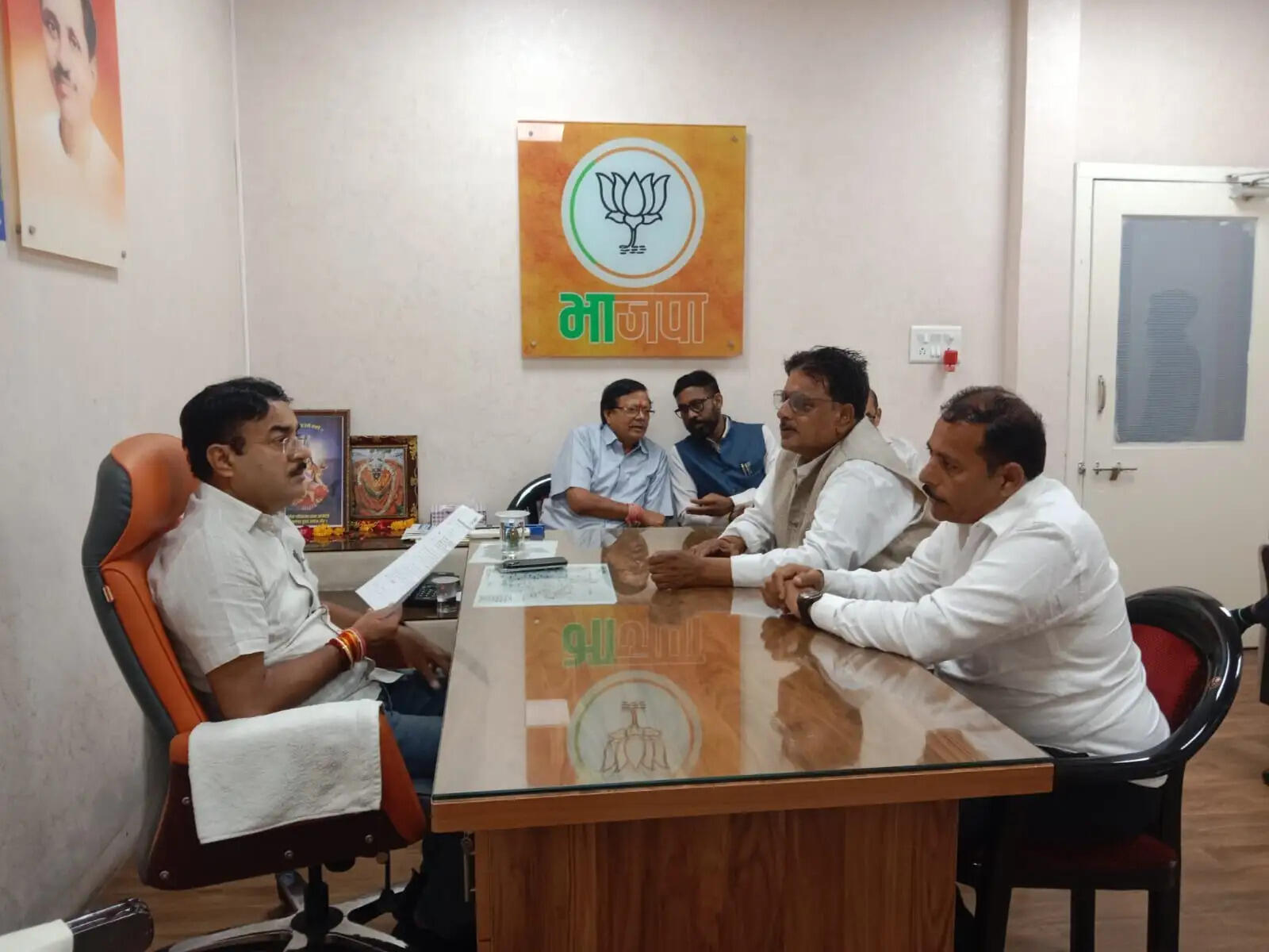 भाजपा प्रदेश कार्यालय में मंत्री नरेन्द्र शिवाजी पटेल ने कार्यकर्ताओं से किया संवाद, जनसमस्याओं के&nbsp;निराकरण के दिए निर्देश