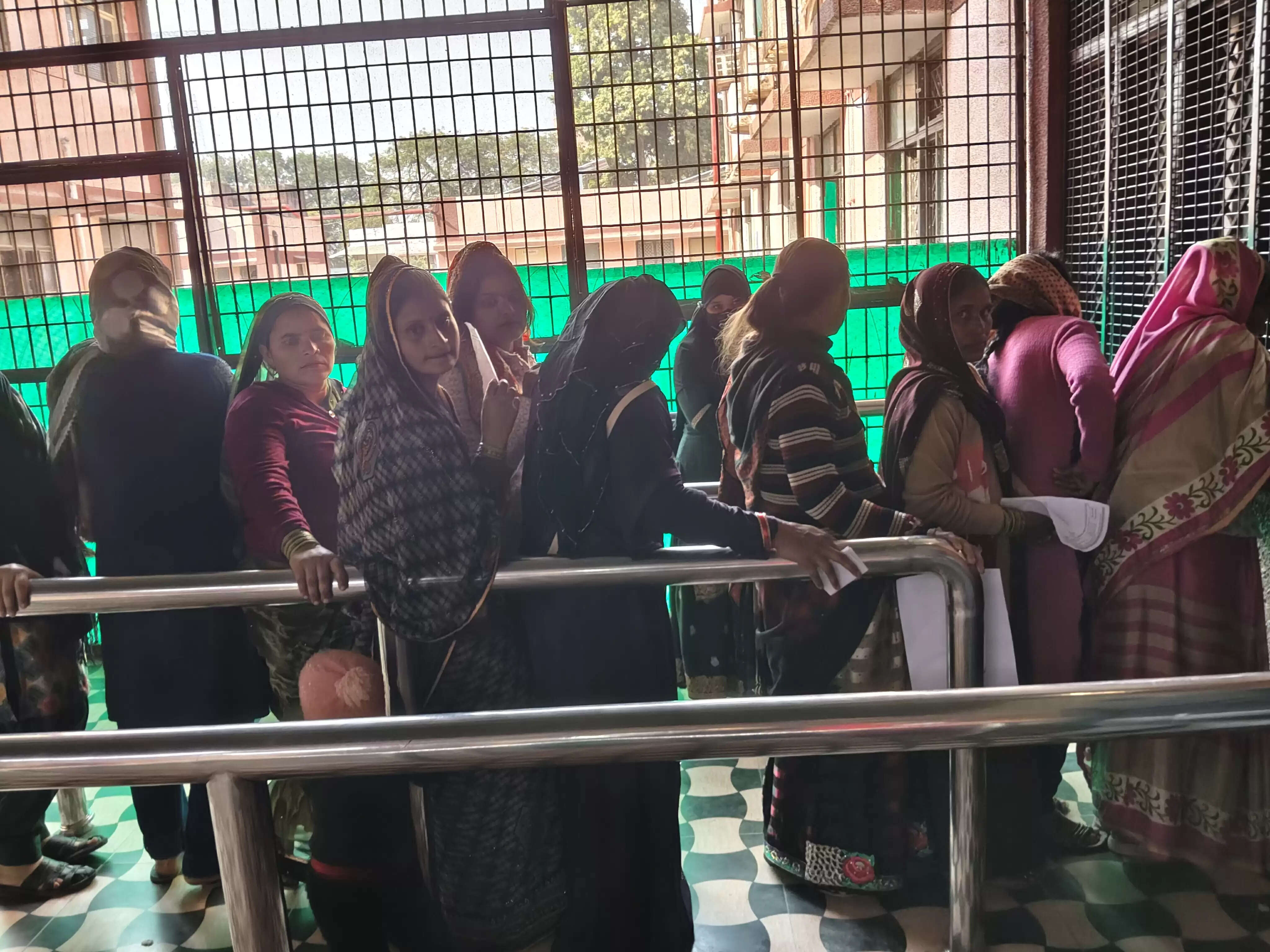 हाथरस जिला महिला अस्पताल में प्रसूताओं से 1500 रुपये लेने का आरोप