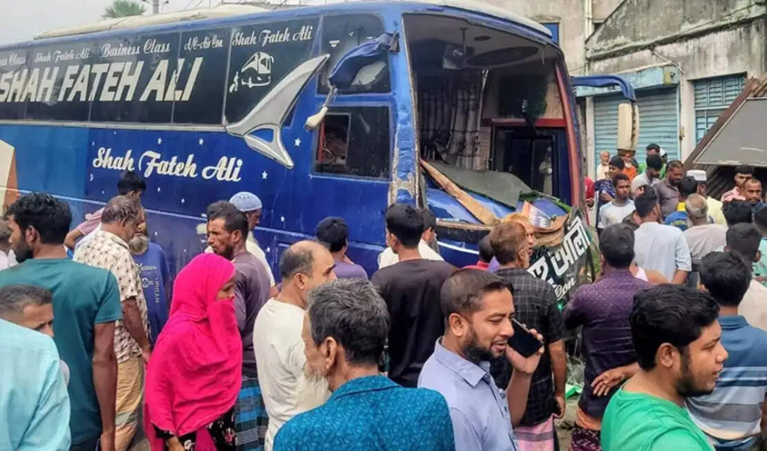 बांग्लादेश के सिलहट और बोगरा में दो बसें दुर्घटनाग्रस्त, सात मजदूरों समेत 15 की मौत