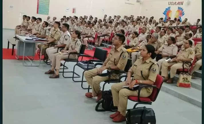 पुलिस पदाधिकारियों को सरायरंजन स्थित इंजीनियरिंग कॉलेज सभागार में प्रशिक्षित किया गया