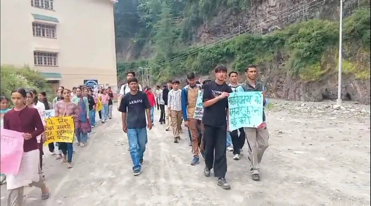 एसएफआई के नेतृत्व में सराज लंबाथाच कॉलेज में साइंस फैकल्टी को बचाने के लिए छात्र प्रदर्शन