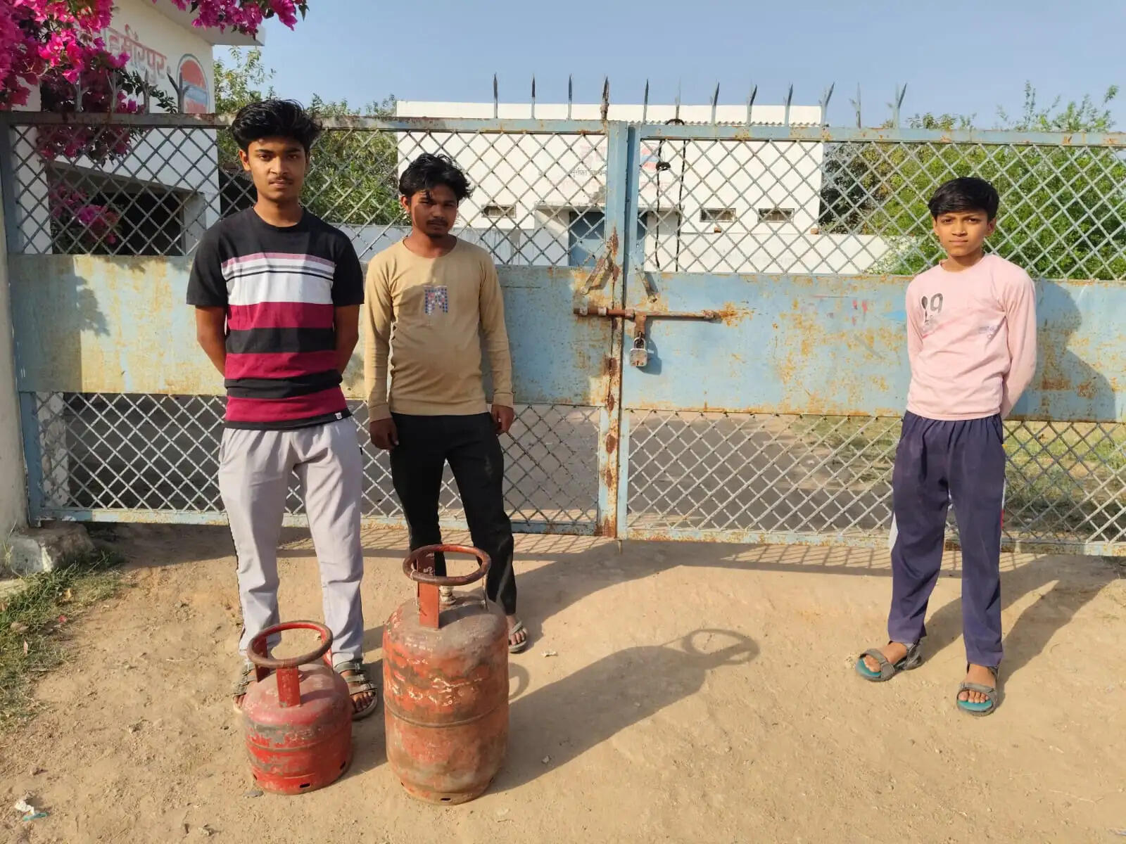 गैस एजेंसी के गेट पर लटका ताला, आठ दिन से उपभोक्ता परेशान