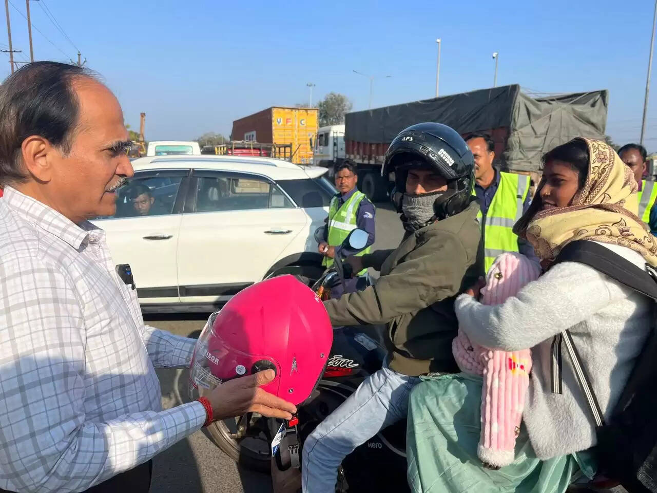 टोलवे प्राइवेट लिमिटेड ने किया लोगाें को यातायात नियमों के प्रति जागरूक