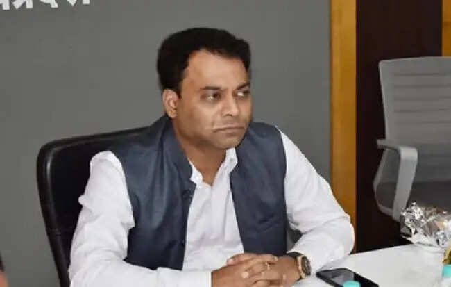 मुख्यमंत्री हेल्पलाइन एवं योजनाओं के क्रियान्वयन में उदासीनता पर होगी दंडात्मक कार्रवाई : आयुक्त
