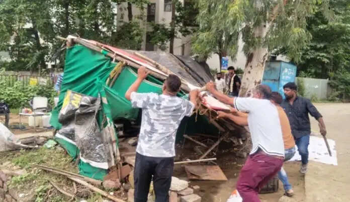 भोपाल में अतिक्रमण के खिलाफ निगम की कार्रवाई जारी, ठेले-गुमठी और पान पार्लर हटाए