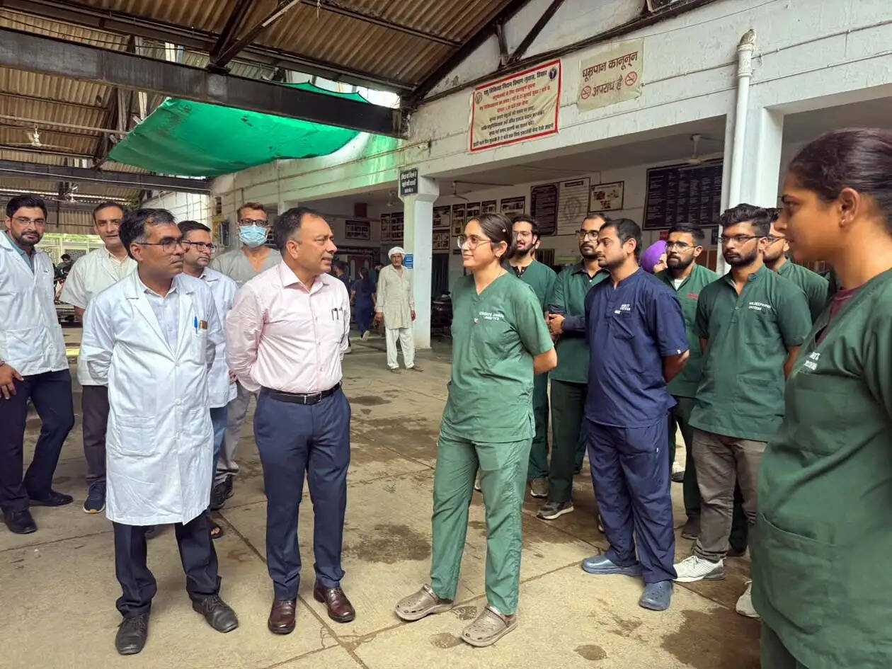 हिसार: आपसी समन्वय के साथ कार्य करते हुए पशुपालकों को बेहतर सेवाएं प्रदान करें : डॉ. अनीश यादव