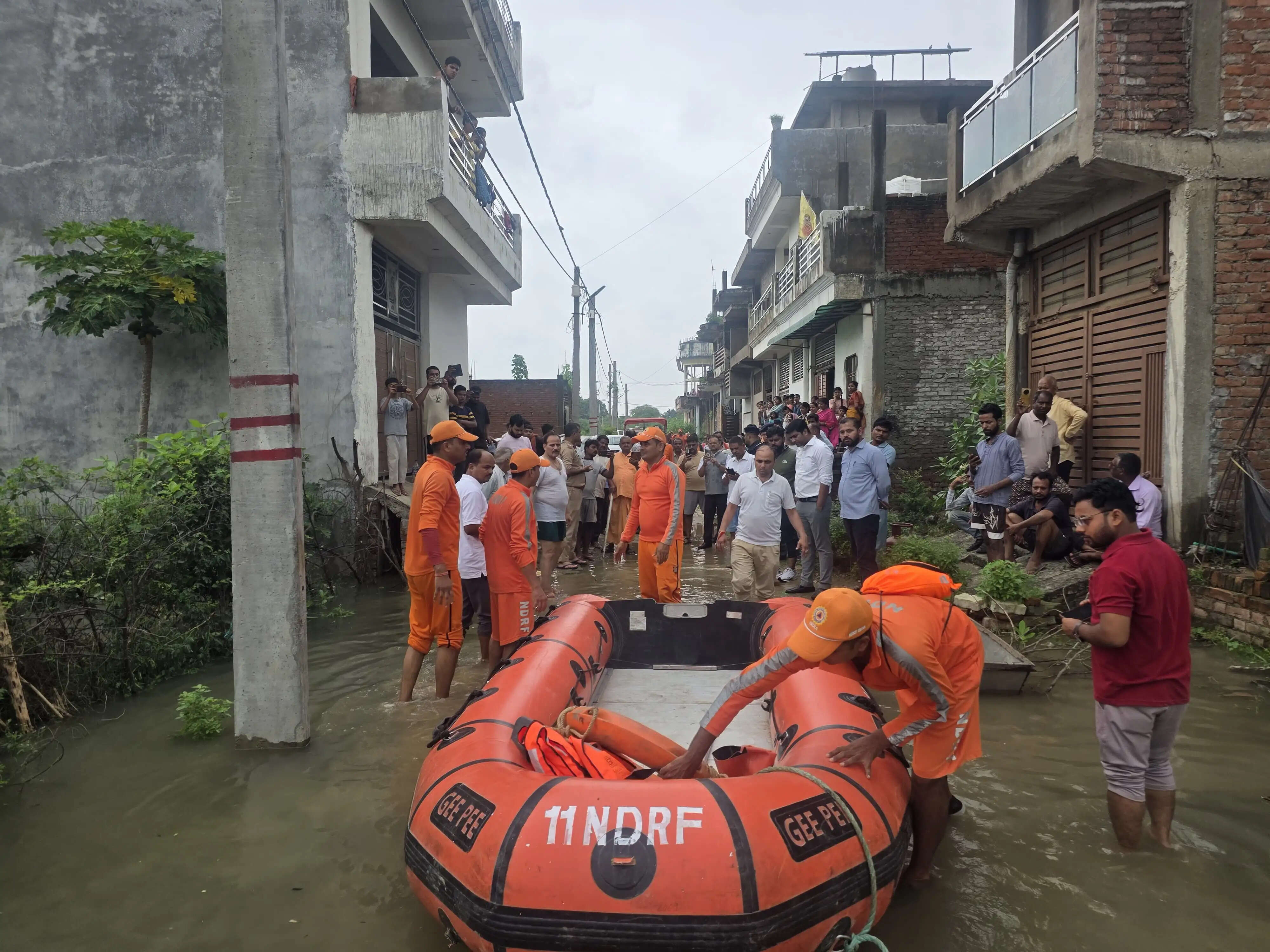 जलभराव में फंसे 25 परिवारों के बचाव में उतरी एनडीआरएफ, भौती-पनका पुल बंद