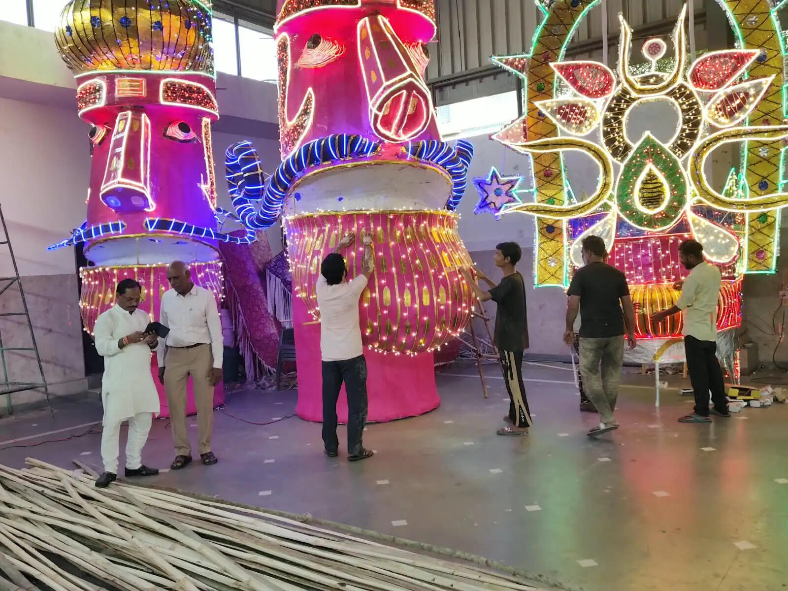 पांच पीढ़ियों से निभा रहे परंपरा: मथुरा का मुस्लिम परिवार बना रहा 105 फीट का रावण