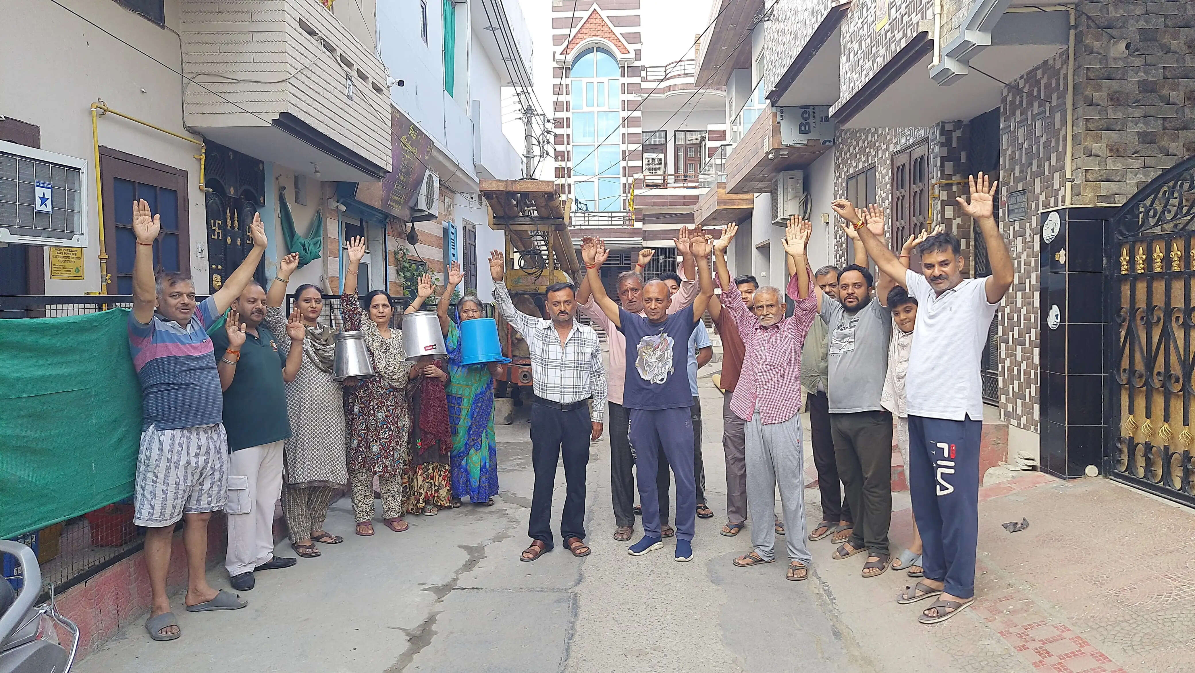 कैथल की पॉश कॉलोनी में 15 दिन से पानी संकट, उल्टी बाल्टियां लेकर सड़कों पर उतरे लोग