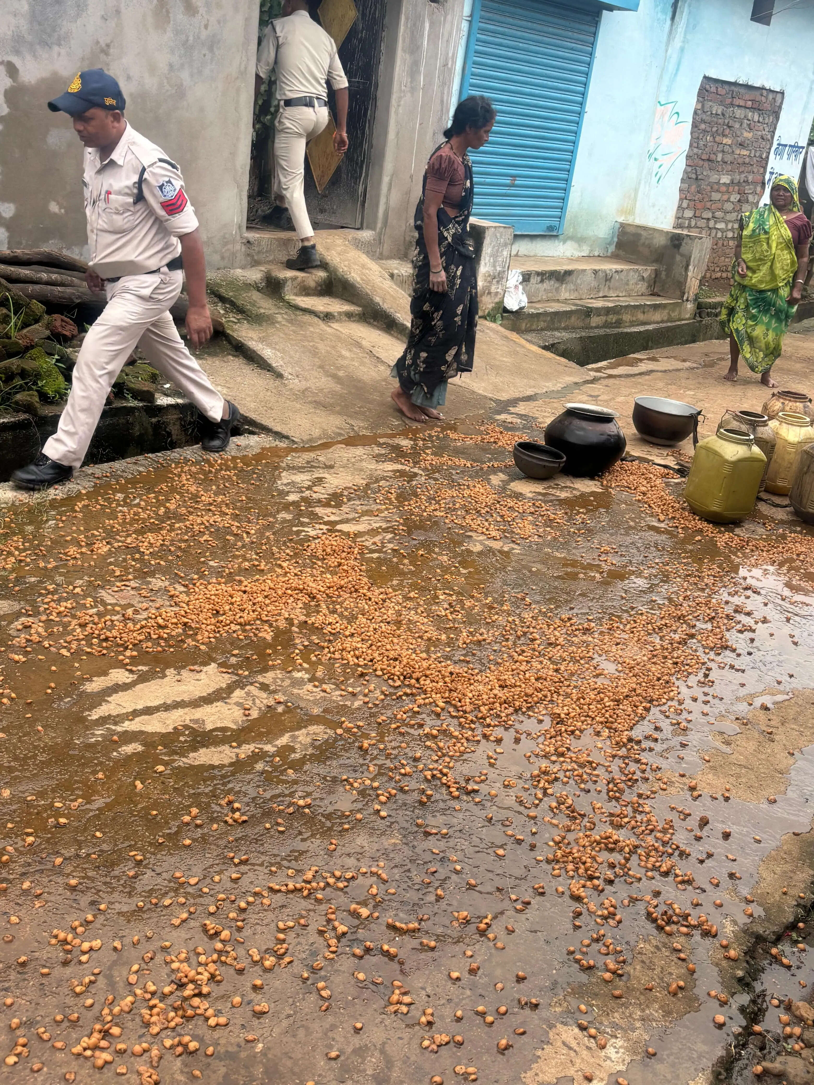 अनूपपुर: 7 आरोपियों से 88 लीटर अवैध महुआ शराब जब्त, गिरफ्तार,70 किलो लहान भी नष्ट किया